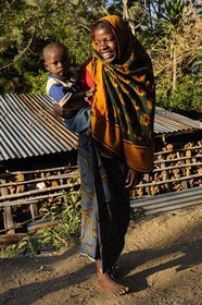 Tanzanie, région de Morogoro, les Monts Uluguru, jeune fille portant un jeune enfants dans un village aux alentours de l'ancien refuge allemand de Morningside