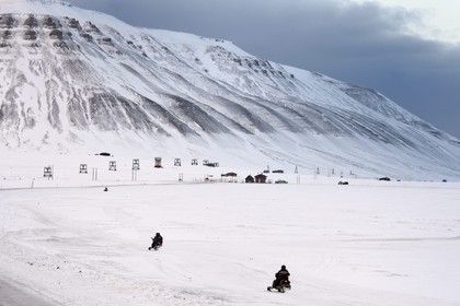Norvège, Svalbard, Spitzberg, vallée de Adventdalen vers Longyearbyen, motoneige