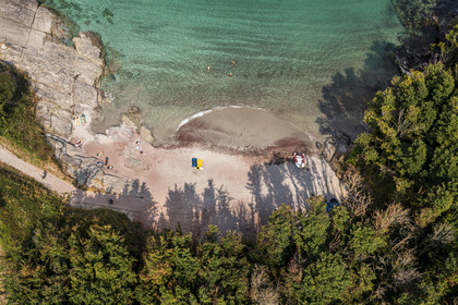 France, Morbihan (56), Ile de Groix, plage des Sables Rouges (vue aérienne)