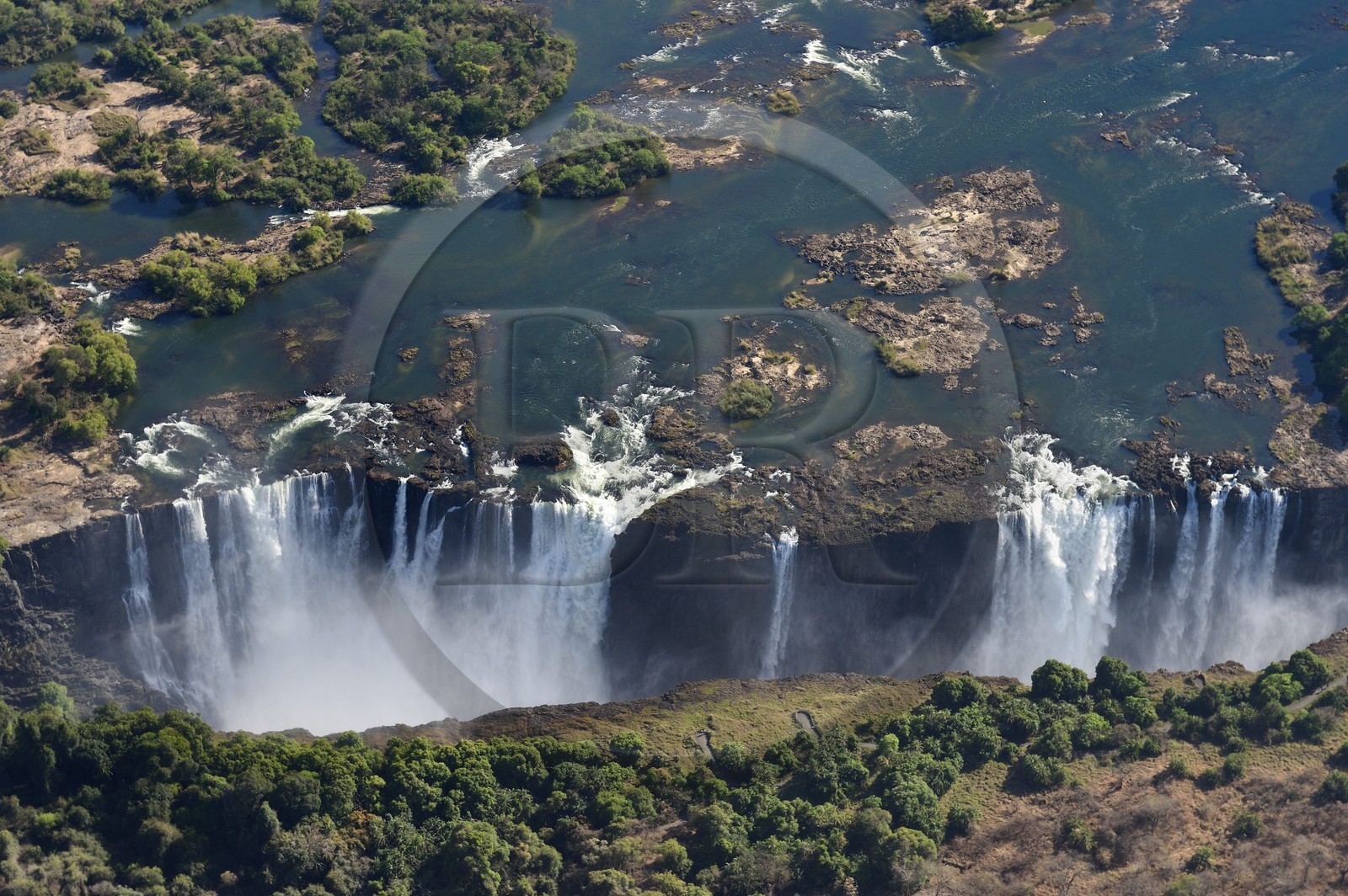 Zimbabwe, province de Matabeleland septentrional, fleuve Zambèze, les Chutes Victoria, classées Patrimoine Mondial de l'UNESCO (vue aérienne)