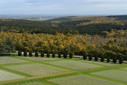 France, Meuse (55), Douaumont, bataille de Verdun, ossuaire de Douaumont, nécropole nationale, alignement de tombes de soldats