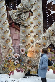 France, Haut-Rhin (68), Mulhouse, Hotel de ville, Marie-Jo Gebel créatrice de l'étoffe de Noël officielle de la ville de Mulhouse, ici celle de 2021