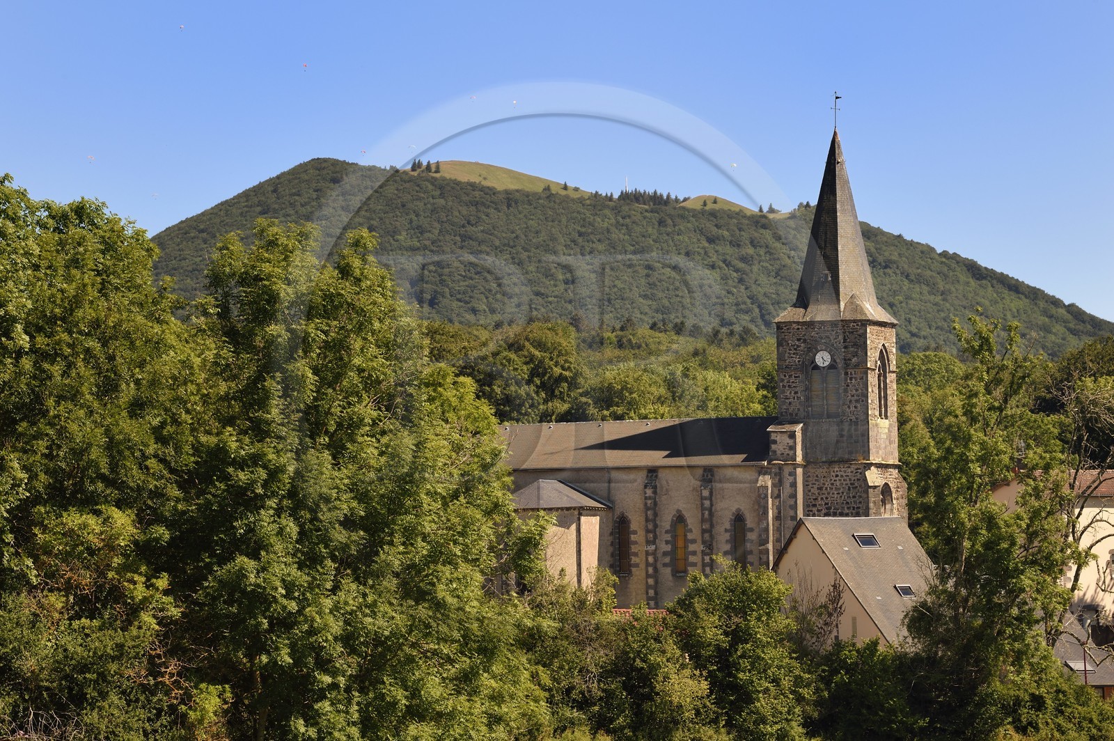 France, Puy-de-Dôme (63), Saint-Ours-les-Roches, église de Les Fontètes au pied du Puy de Côme