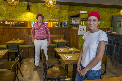 France, Vaucluse (84), Avignon, les propriétaires Pierre Garoia et Marie-Louisa Mauri du restaurant de Piadina L'Italienne au Chapeau Rouge