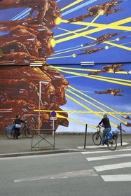 France, Charente (16), Angoulême, Boulevard Winston Churchill, cycliste faisant la véloroute La Flow Vélo devant Le Combat Spatial, mur peint d'après un dessin original de Philippe Druillet et réalisé par la Cité de la création en 1985