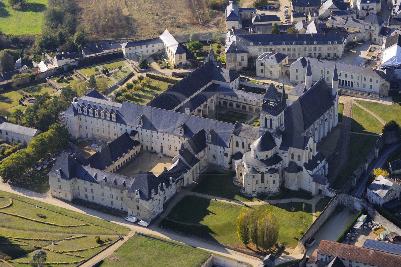 France, Maine-et-Loire (49), Vallée de la Loire classée Patrimoine Mondial de l'UNESCO, Fontevraud l'Abbaye, abbaye de Fontevraud (vue aérienne)