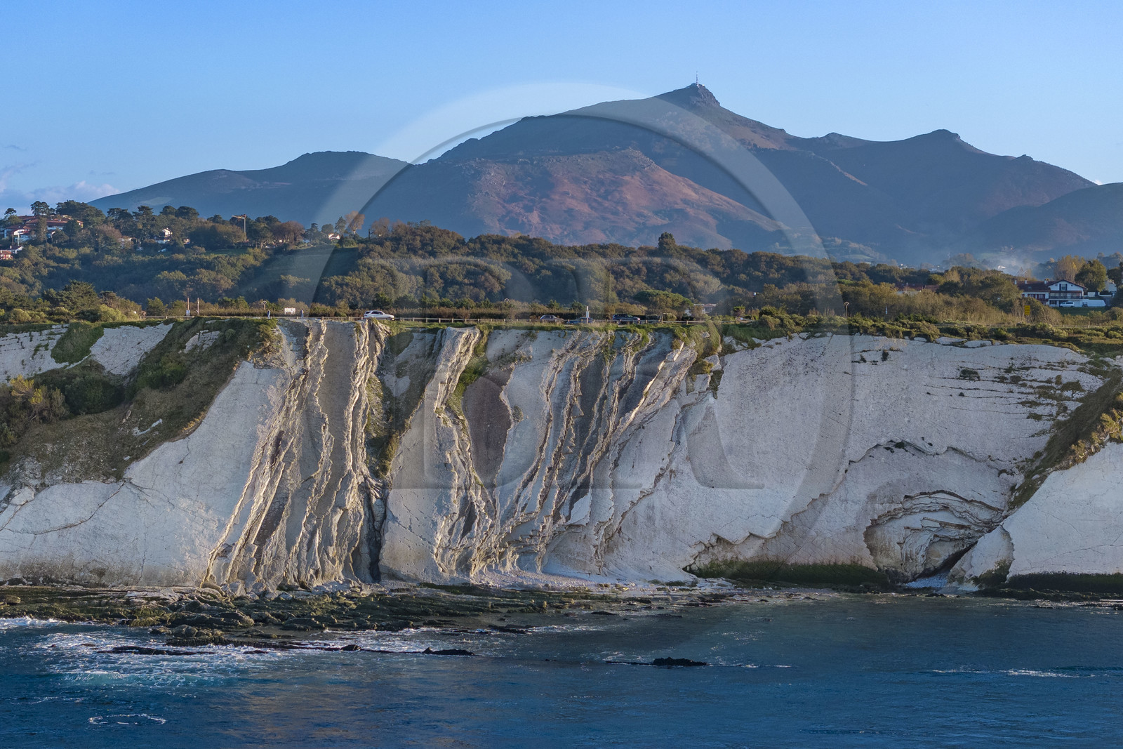 France, Pyrénées-Atlantiques (64), Pays-Basque, la Corniche Basque, Urrugne, la côte Atlantique vers Socoa, falaises de flysch et la montagne de La Rhune en arrière plan (vue aérienne)