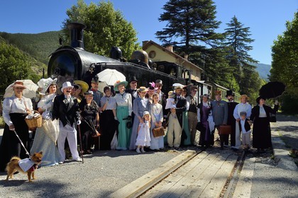 France, Alpes-Maritimes (06), Puget Théniers, le Train des Pignes, membres de l'AHVAE (Association d'histoire vivante et de d'archéologie expérimentale) en costume Belle Epoque devant la locomotive à vapeur