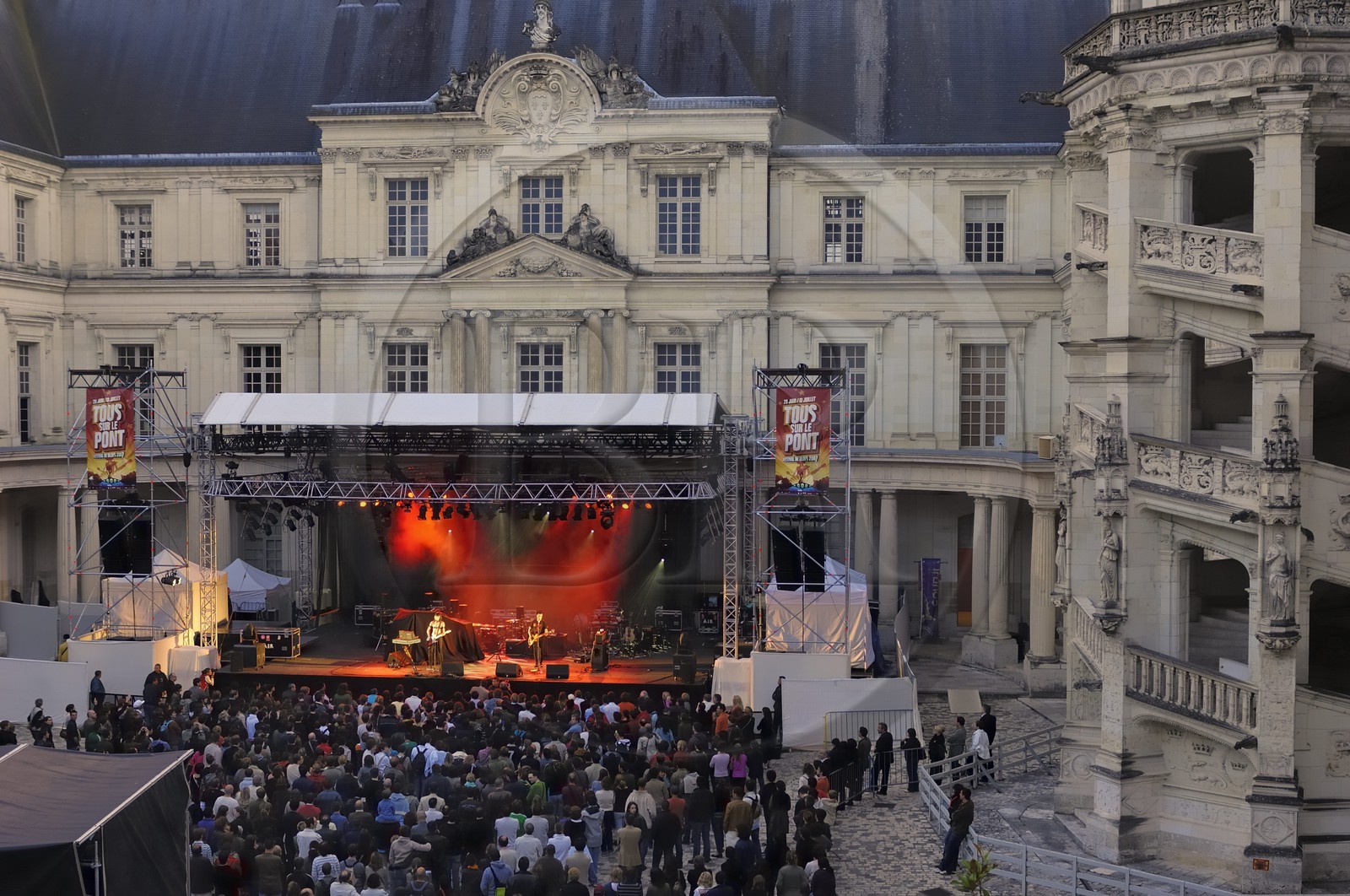 France, Loir-et-Cher (41), vallée de la Loire classée au Patrimoine Mondial de l'UNESCO, château de Blois, festival Tous Sur Le Pont en juillet devant l'aile Gaston d'Orléans