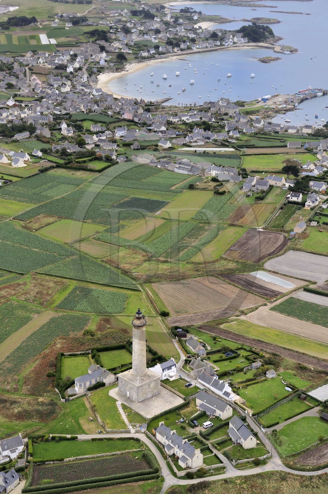 France, Finistère (29), Ile de Batz et son phare (vue aérienne)