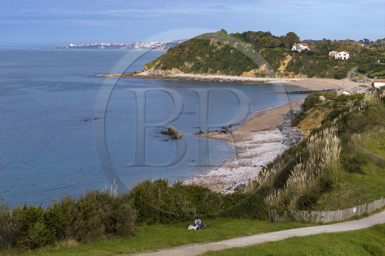 France, Pyrénées-Atlantiques (64), la côte du Pays-Basque, Saint-Jean-de-Luz, sentier du littoral sur le GR 8 et la plage d'Erromardie en arrière plan (vue aérienne)