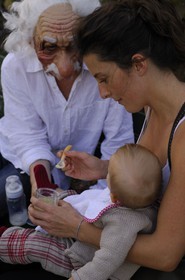 France, Paris (75) Einstein et son épouse donnant à manger à leur bébé