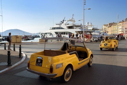 France, Var (83), Saint-Tropez, Fiat 500 cabriolet publicitaire arrivant sur le port quai de Suffren