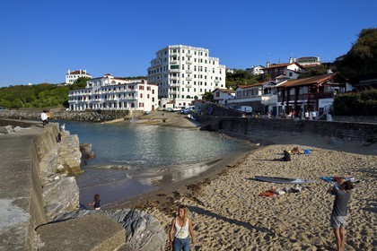 France, Pyrénées-Atlantiques (64), la côte du Pays-Basque, Guéthary, ancien port baleinier dominé par l'ancien hotel Guétharia art déco construit dans les années 1920 transformé en résidence