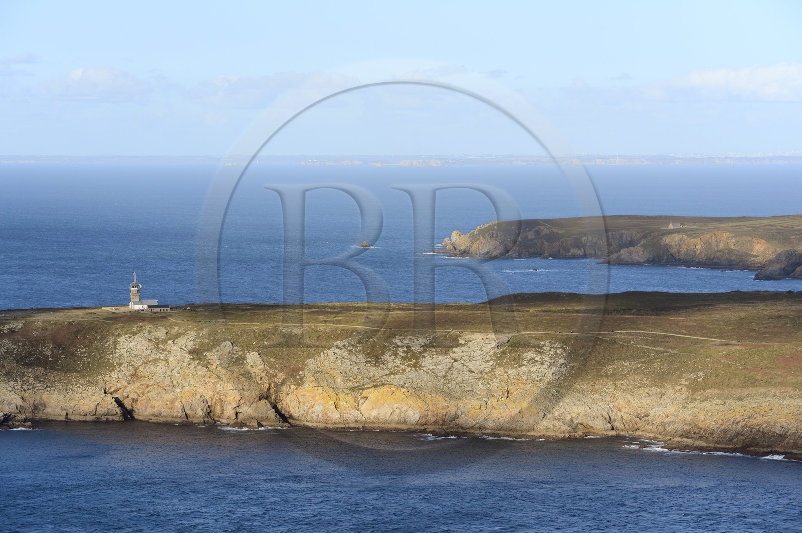 France, Finistère (29), Mer d'Iroise, Plogoff, le semaphore de la Pointe du Raz (vue aérienne)