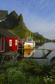 Norvège, Nordland, Iles Lofoten, Ile de Moskenes, maison de pêcheur à Reine au soleil de minuit