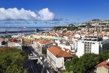Portugal, Ile de Madère, Funchal, le quartier historique dans la basse ville et le port en arrière plan