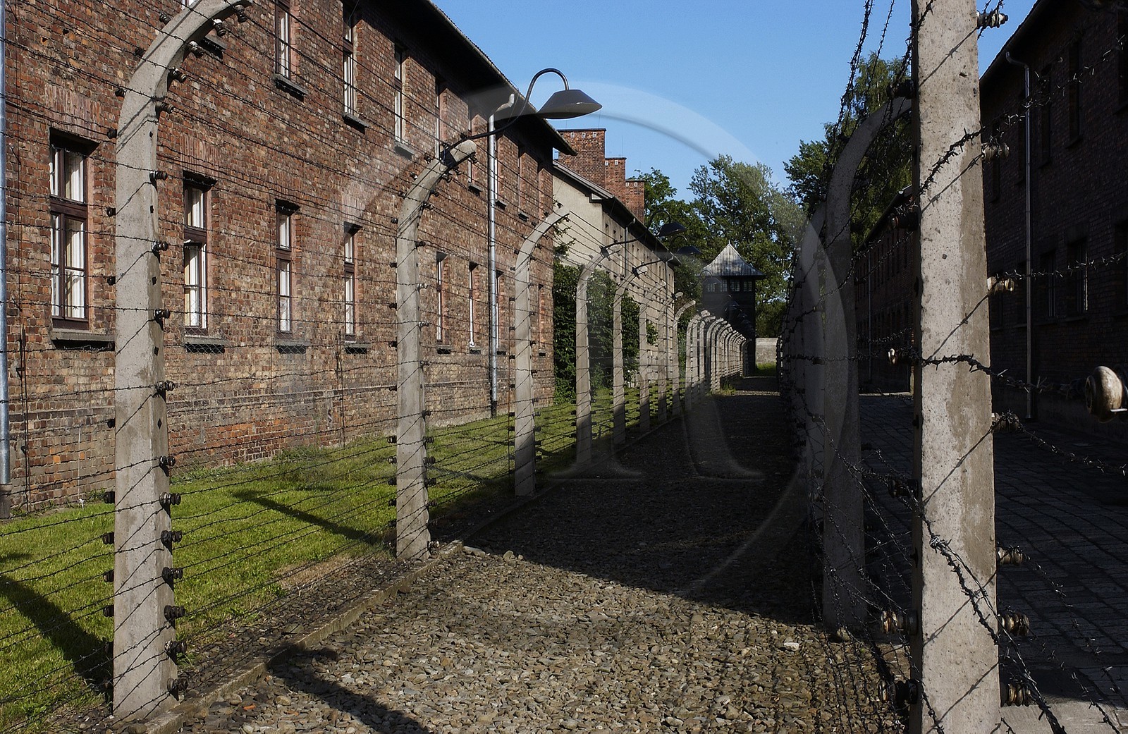 Pologne, région de la Petite-Pologne, environs de Cracovie, village d' Oswiecim, Camp allemand nazi de concentration et d'extermination d'Auschwitz( 1940-1945), classé Patrimoine Mondial de l'UNESCO, barbelés électrifié qui entourent le camp
