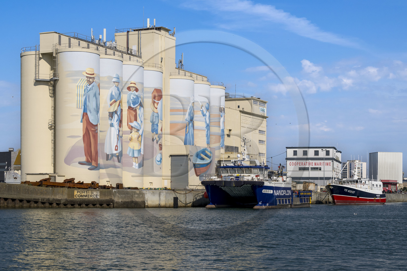 France, Vendée (85), Les-Sables-d'Olonne, le port, fresque retracant l'histoire de la ville peinte sur les silos de la coopérative Cavac par l'artiste basque Taroe