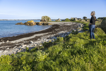 France, Côtes-d'Armor (22), Côte d'Ajoncs, Plougrescant, la plage de Porz Hir ou Pors-hir sur le chemin de Grande Randonnée GR 34