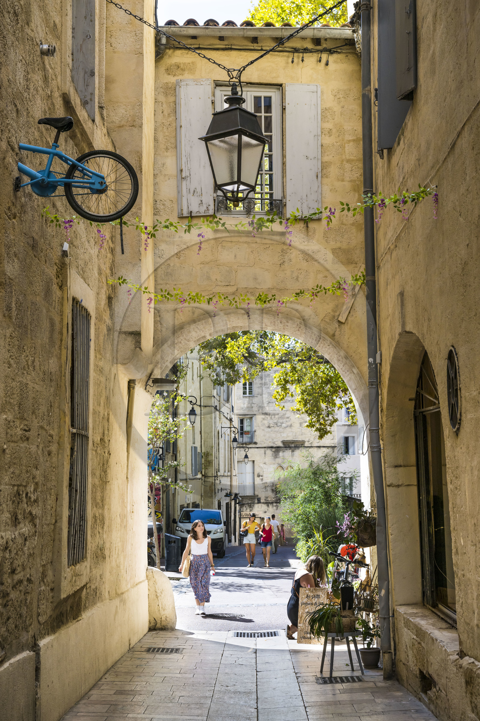 France, Hérault (34), Montpellier, centre historique appelé l’Ecusson, street art rue Voltaire, un des vélos encastrés dans les murs de la ville par l'artiste Monsieur BMX