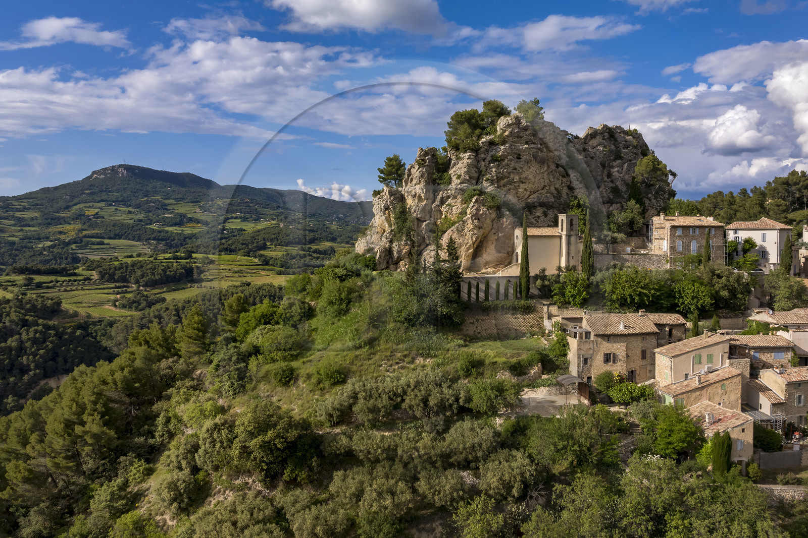 France, Vaucluse (84), Dentelles de Montmirail, le village perché de La Roque-Alric et le sommet de la crète de Saint Amand en arrière plan (vue aérienne)