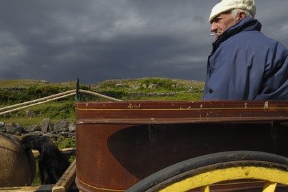 Irlande, Comté de Galway, Aran Islands, Inishmore, homme d'Aran sur sa calèche