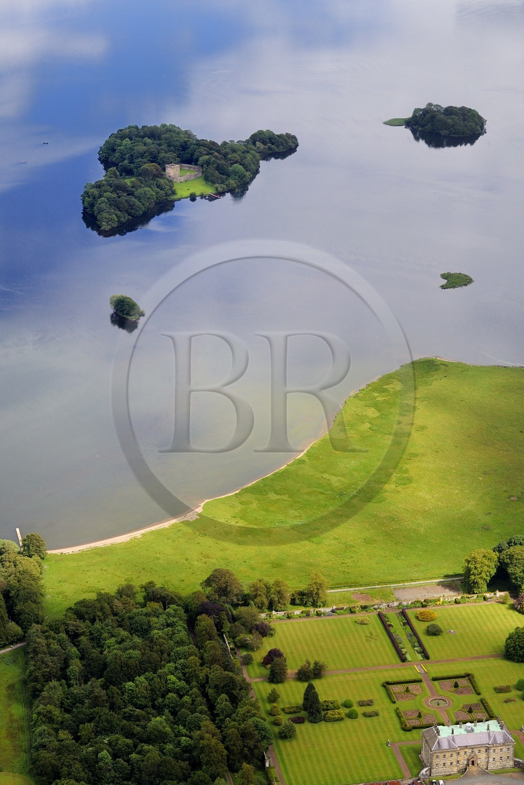 Royaume-Uni, Ecosse, château de Loch Leven situé sur une île au milieu du loch où Marie Stuart fut emprisonnée et dont elle s'évada(vue aérienne)