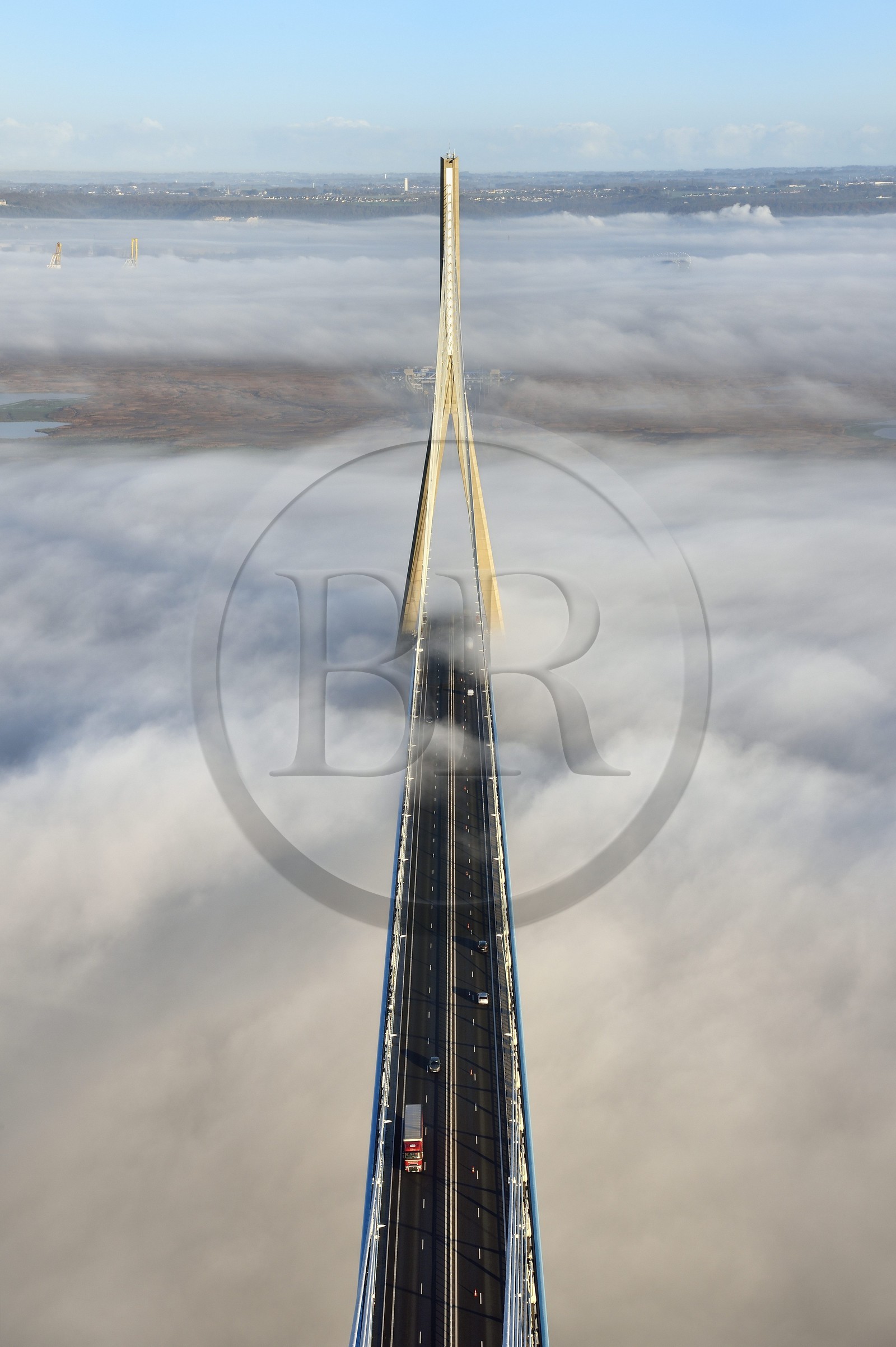 France, entre Calvados (14) et Seine-Maritime (76), le Pont de Normandie qui émerge des brumes matinales de l'automne et enjambe la Seine, vue depuis le sommet du pylone sud