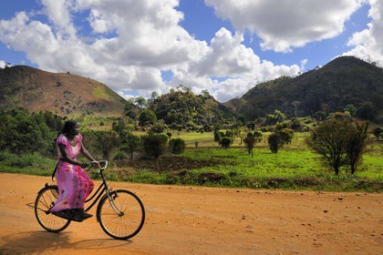 Tanzanie, région de Morogoro, les Monts Uluguru, cycliste sur la piste de Matombo