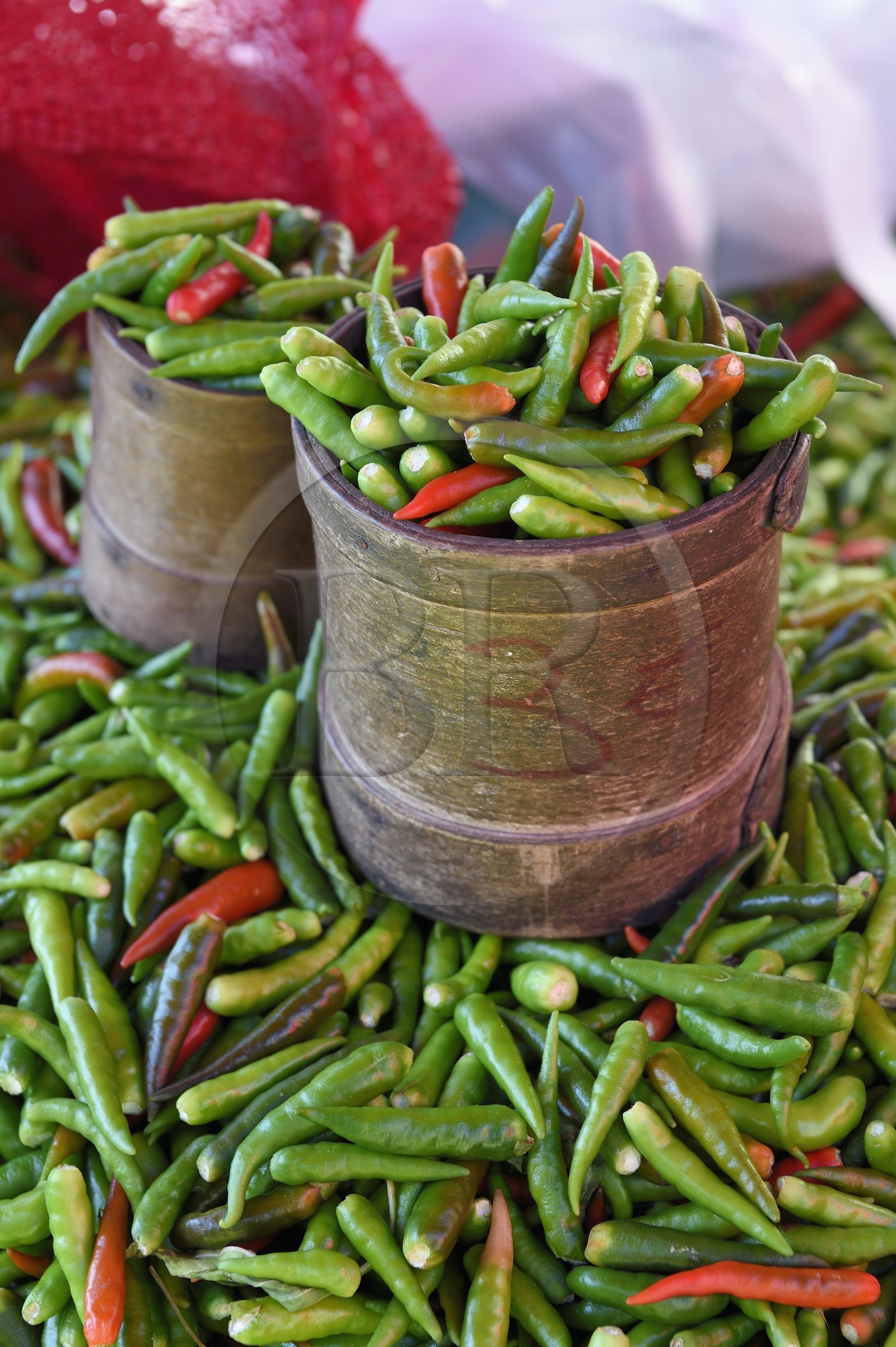 France, Ile de la Reunion, Saint-Pierre, le marché du samedi, piment cabri sur un étal