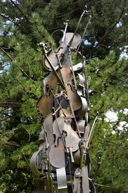 Suisse, canton du Valais, Martigny, Fondation Pierre Gianadda, Arman, Contrepoint pour violoncelles, fonte et bronze, 1984