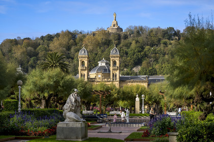 Espagne, province du Guipuscoa (Gipuzkoa), Saint-Sébastien (Donostia), Parc Alderdi Eder et la mairie en arrière plan au pied du Mont Urgull