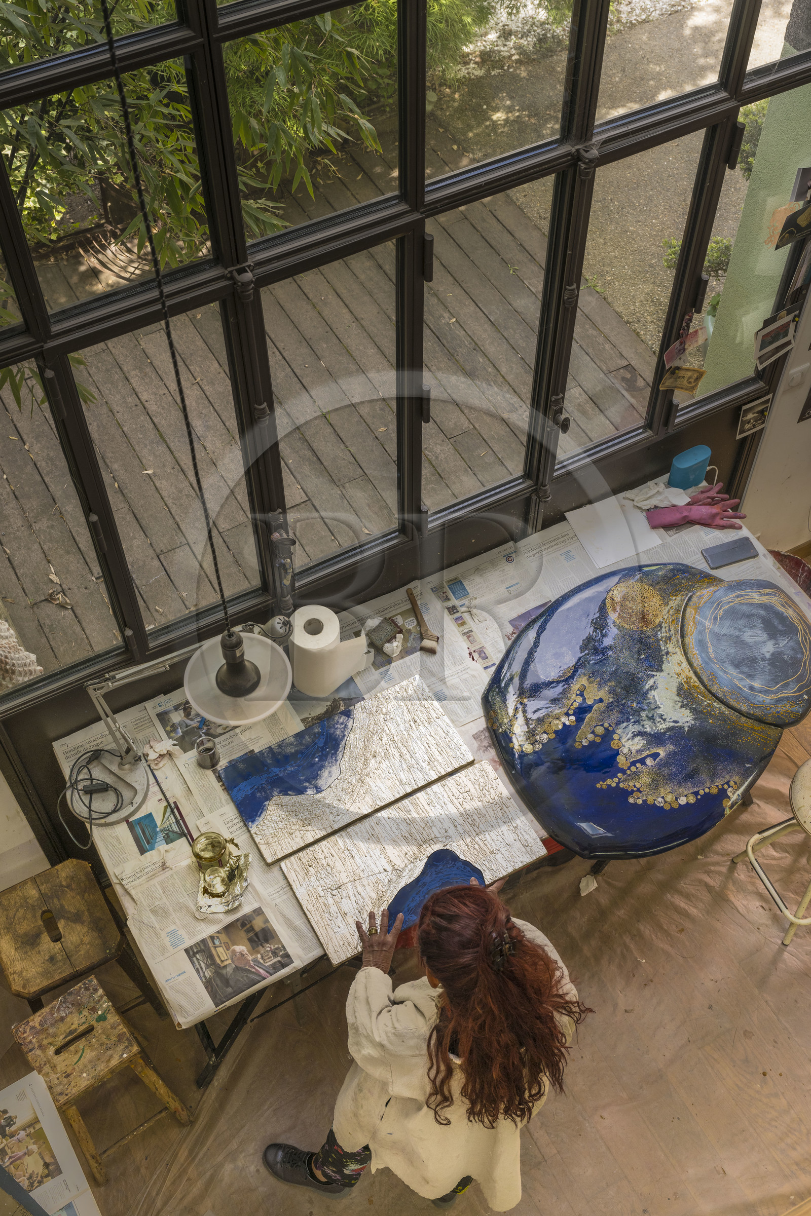 France, Hauts-de-Seine (92), Colombes, l'artiste et laqueur Isabelle Emmerique dans son atelier