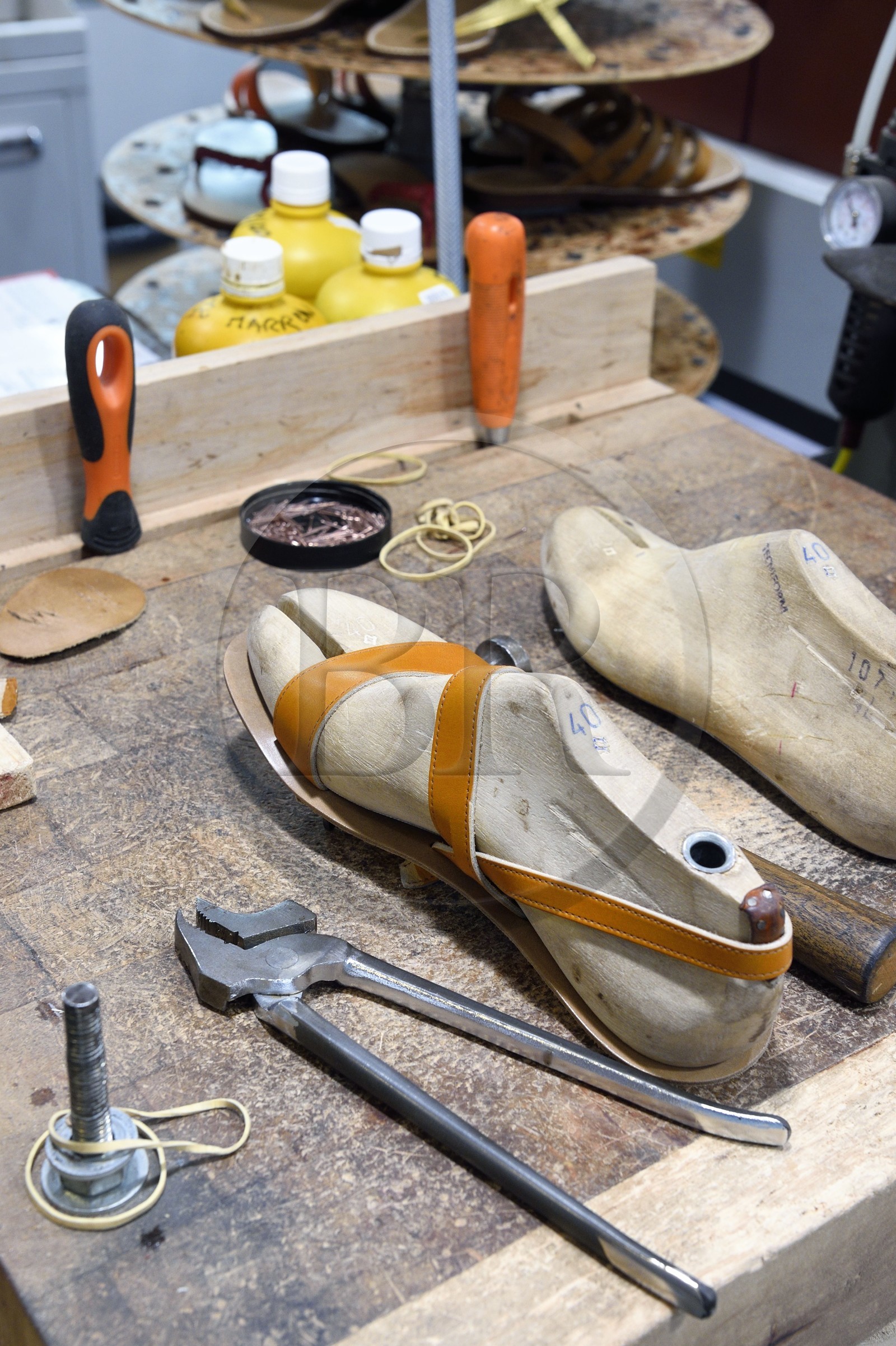 France, Var (83), Saint-Tropez, fabrication des Sandales Tropéziennes (les sandales Rondini)