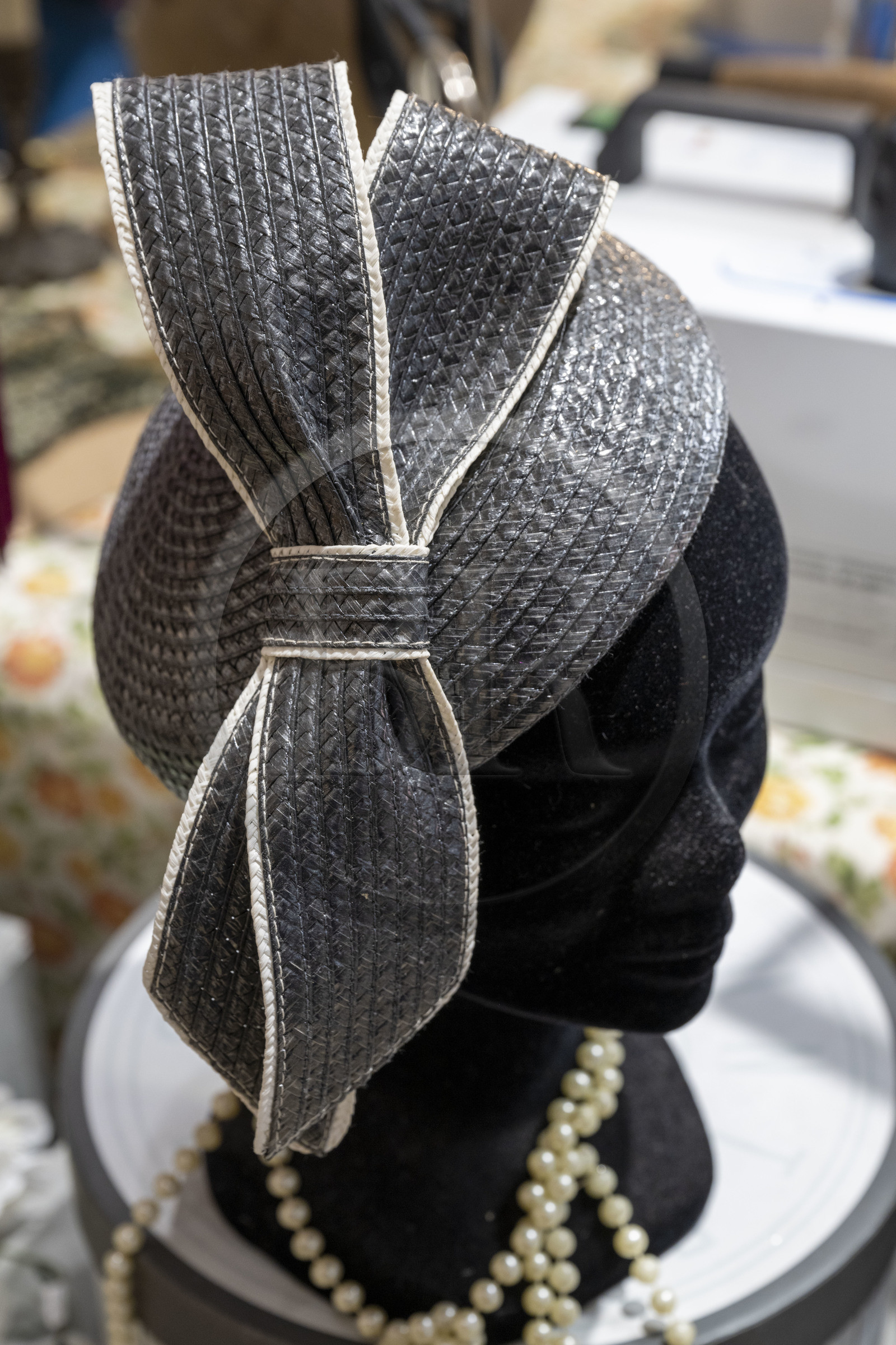 France, Côte-d'Or (21), Dijon, chapeau de femme dans l'atelier-boutique de la rue d'Assas Bibi & Bob de la modiste Sara Tintinger, Meilleur Ouvrier de France
