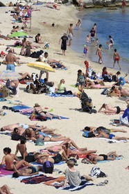France, Alpes-Maritimes (06), Antibes, plage de la Gravette nichée dans les remparts de la vieille ville