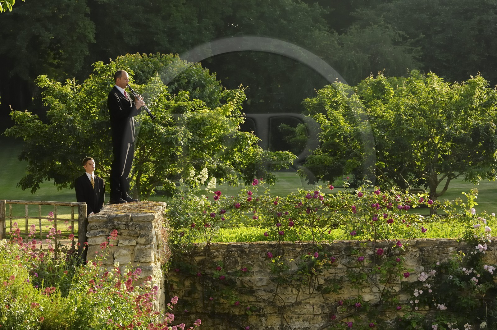 France, Indre et Loire (37), château du Rivau, musiciens dans les jardins