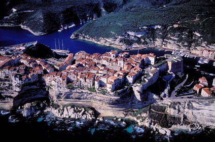 France, Corse-du-Sud (2A), Bonifacio, la ville perchée sur les falaises (vue aérienne)