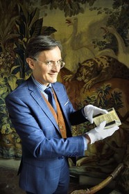 France, Aisne (02), Château-Thierry, Musée Jean de La Fontaine - Ville de Chateau-Thierry, le directeur du pole muséal Nicolas Rousseau tenant le livre des Fables de La Fontaine, Claude Barbin Denys Thierry édition non illustrée, circa 1668, in-12