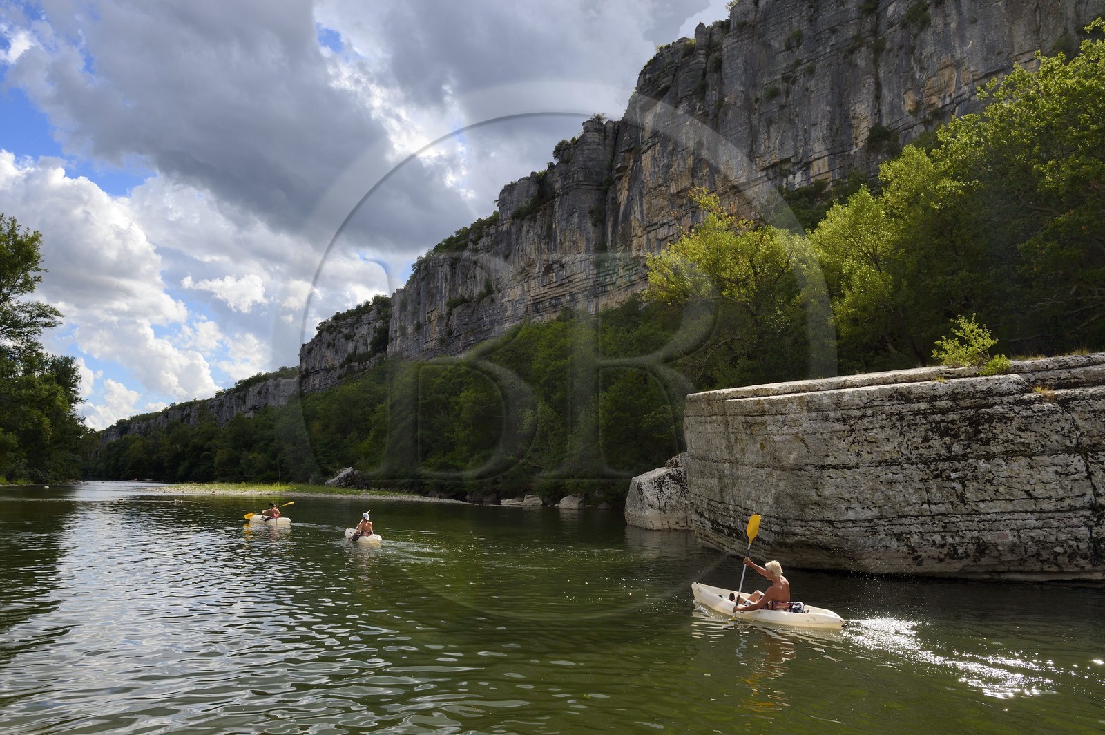 France, Ardèche (07), Ruoms, kayaks descendant la rivière Ardèche dans les défilés de Ruoms à Pradons