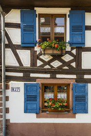 France, Bas-Rhin (67), Parc naturel régional des Vosges du Nord, Obersteinbach, maison traditionnelle à pans de bois dans la rue principale