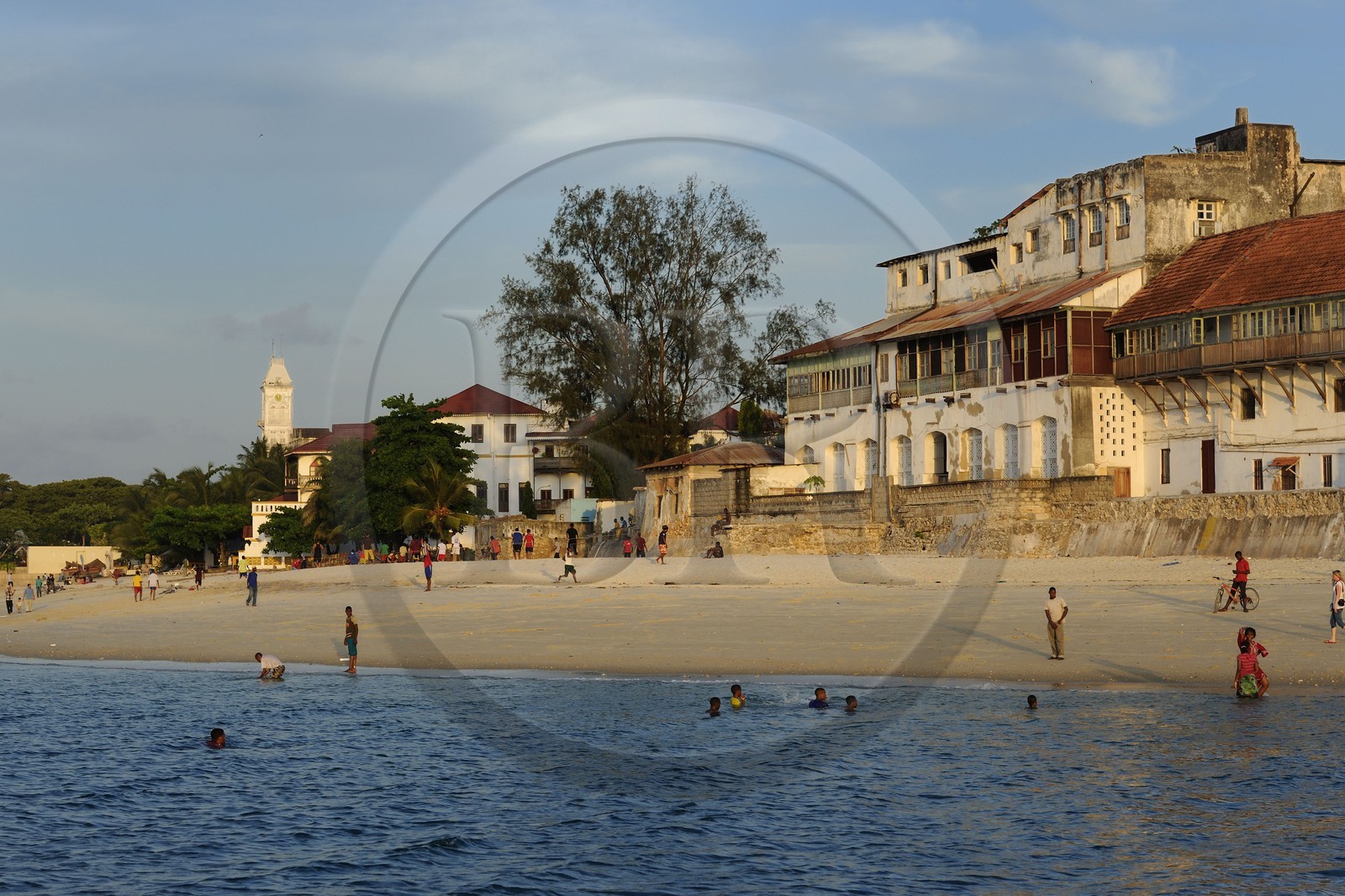 Tanzanie, archipel de Zanzibar, île de Unguja (Zanzibar), ville de Zanzibar, quartier Stone Town, classé Patrimoine Mondial de l' UNESCO, au fond derrière la plage le Beit El-Ajaib ou Maison des Merveilles abrite le Zanzibar National Museum of History &Culture