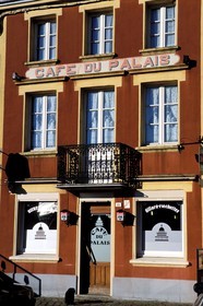 France, Ardennes (08), Rocroi, le café sur la place centrale