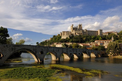 France, Hérault (34), Béziers, la cathédrale Saint Nazaire et le Pont-Vieux sur la rivière Orb