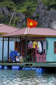 Vietnam, province de Quang Ninh, la Baie d'Halong classée Patrimoine Mondial de l'UNESCO, village flottant de pêcheurs de Vong Vieng