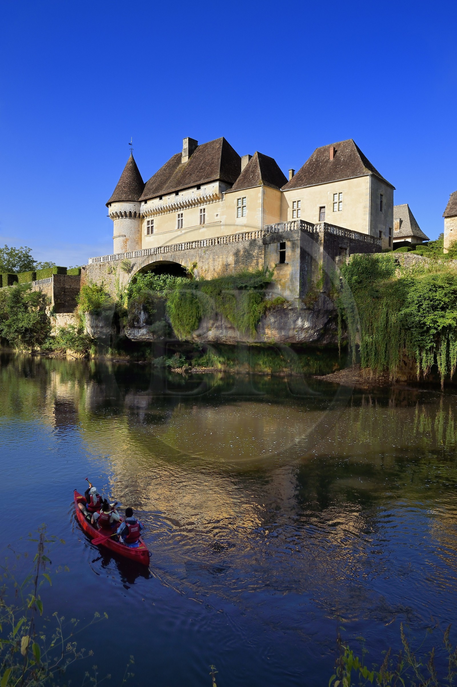France, Dordogne (24), Périgord Noir, vallée de la Vézère, Thonac, le Chateau de Losse sur son éperon rocheux au bord de la Vézère