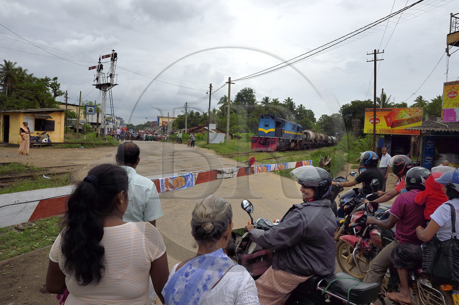 Sri Lanka, Province du Nord Ouest, passage à niveau à Maho