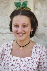 France, Bouches-du-Rhône (13), Arles, la course camarguaise de la Cocarde d'Or aux Arènes, jeune arlésienne en costume traditionnel