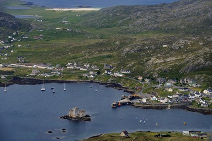 Royaume-Uni, Ecosse, Hébrides extérieures, Ile de Barra, le chateau de Kisimul de type maison-tour est construit sur un ilot rocheux au ras de l'eau face à Castlebay qui est la principale localité de l'ile (vue aérienne)